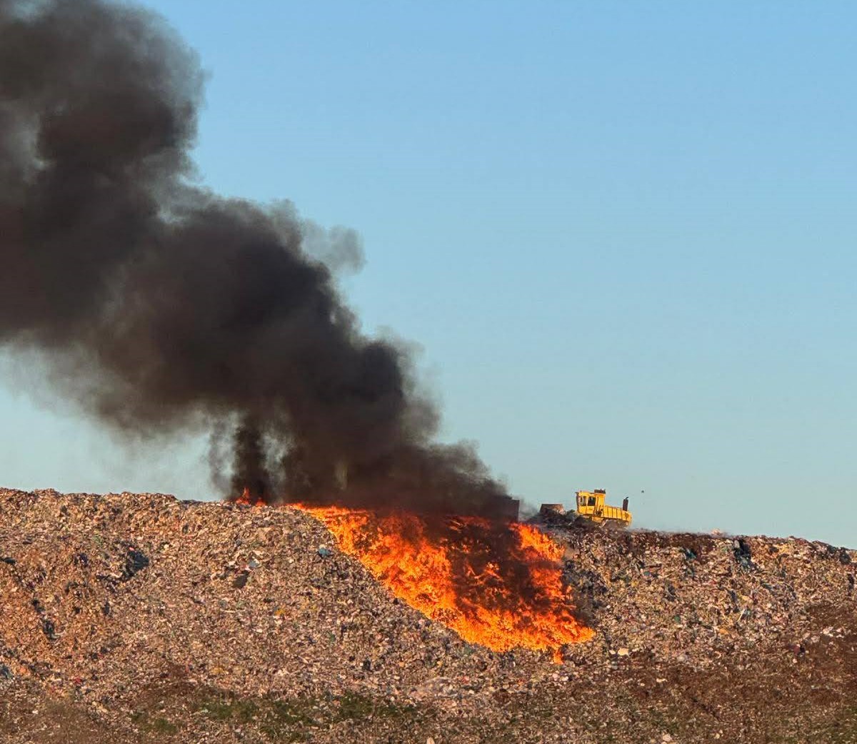 Wielki pożar odpadów na Wincentowie. Spółka Radkom: Niezbędne działania zostały podjęte niezwłocznie