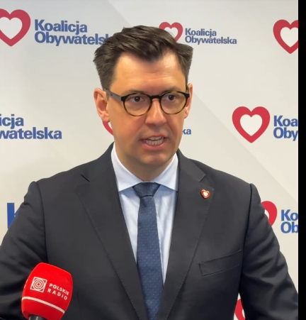 Wraca problem Fabryki Broni w Radomiu. Poseł Konrad Frysztak (KO) odpiera zarzuty posła Przemysława Czarnka (PiS)