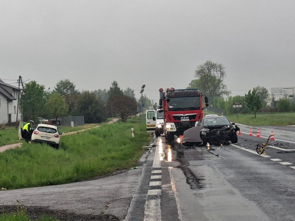 Na krajowej „dwunastce” zderzyły się dwa samochody. Troje dzieci zostało przewiezionych do szpitala