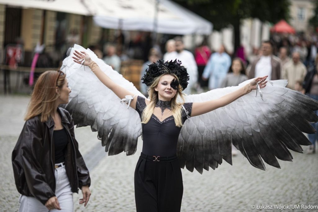 Akrobaci, żonglerzy, iluzjoniści, mimowie na radomskim deptaku. Tak wyglądał XV Międzynarodowy Festiwal Artystów Ulicznych i Preczyzji