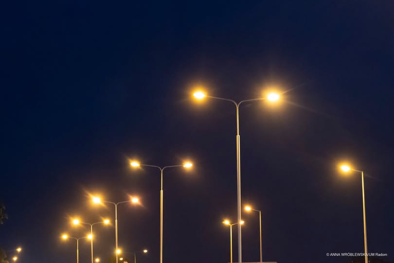 Oświetlenie na dziewięciu ulicach Radomia zostanie zmodernizowane. Wkopią 490 słupów betonowych