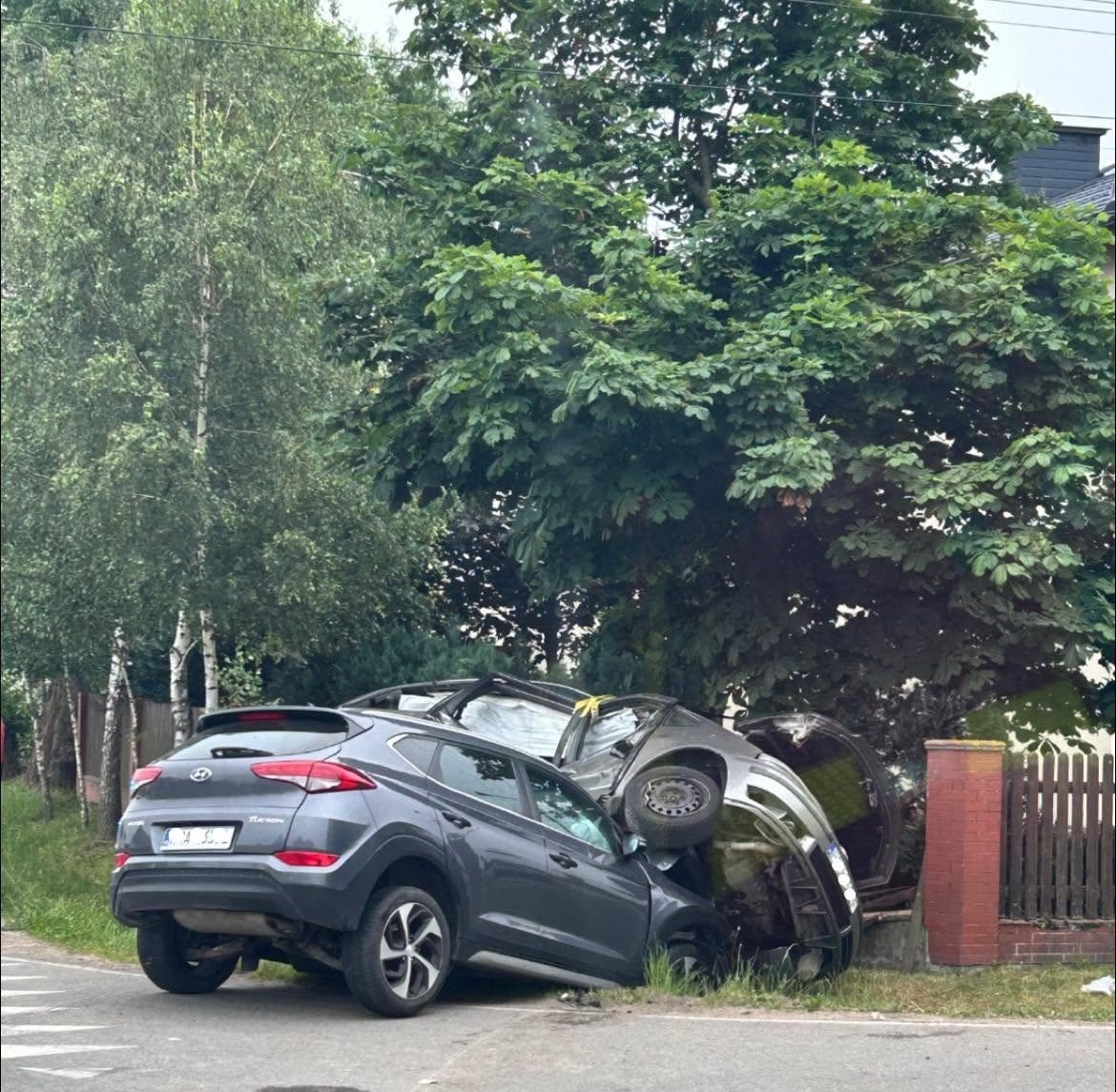 Dwa wypadki i trzy osoby ranne. W jednym samochody zderzyły się, a następnie wjechały w ogrodzenie