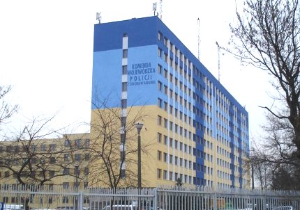 Niekontrolowany wystrzał z prywatnej broni na komendzie policji. Sąd umorzył sprawę przeciwko funkcjonariuszowi