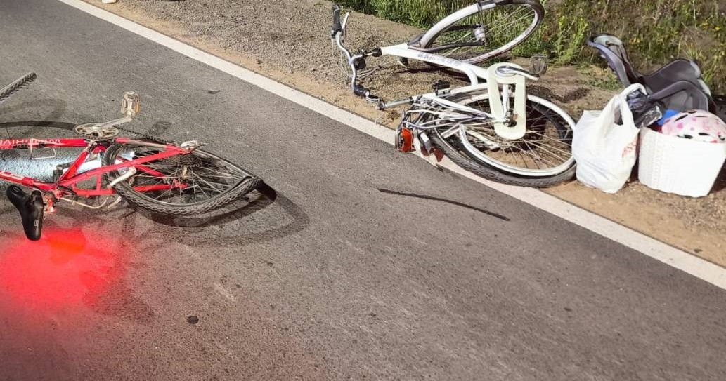 Wypadek po zmroku. Volkswagen uderzył w jadącą w tym samym kierunku rodzinę na rowerach