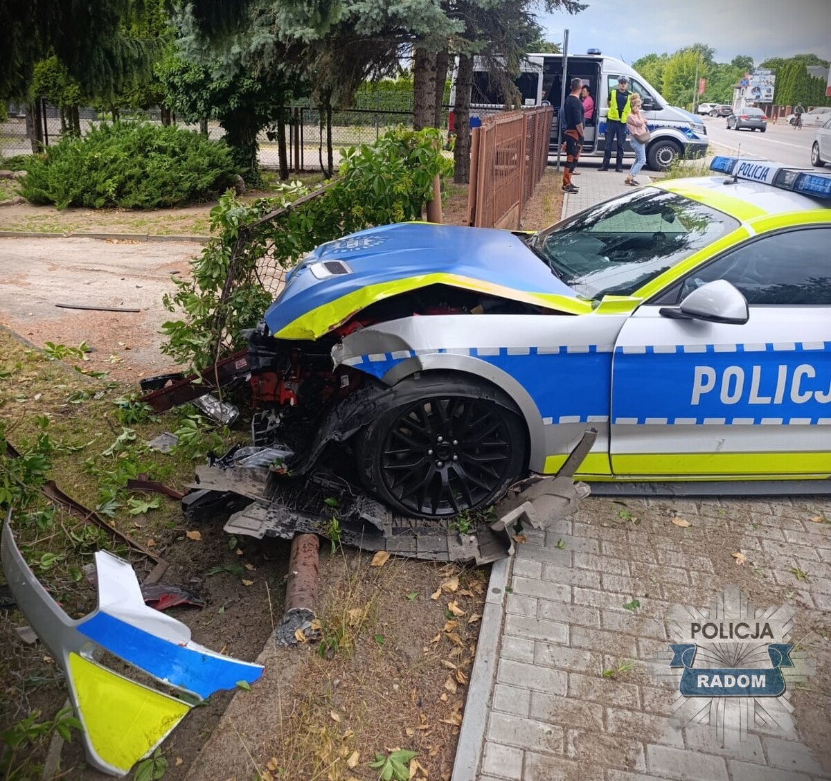 Policyjny Mustang, chluba radomskiej drogówki, rozbił się podczas kolizji w Milejowicach