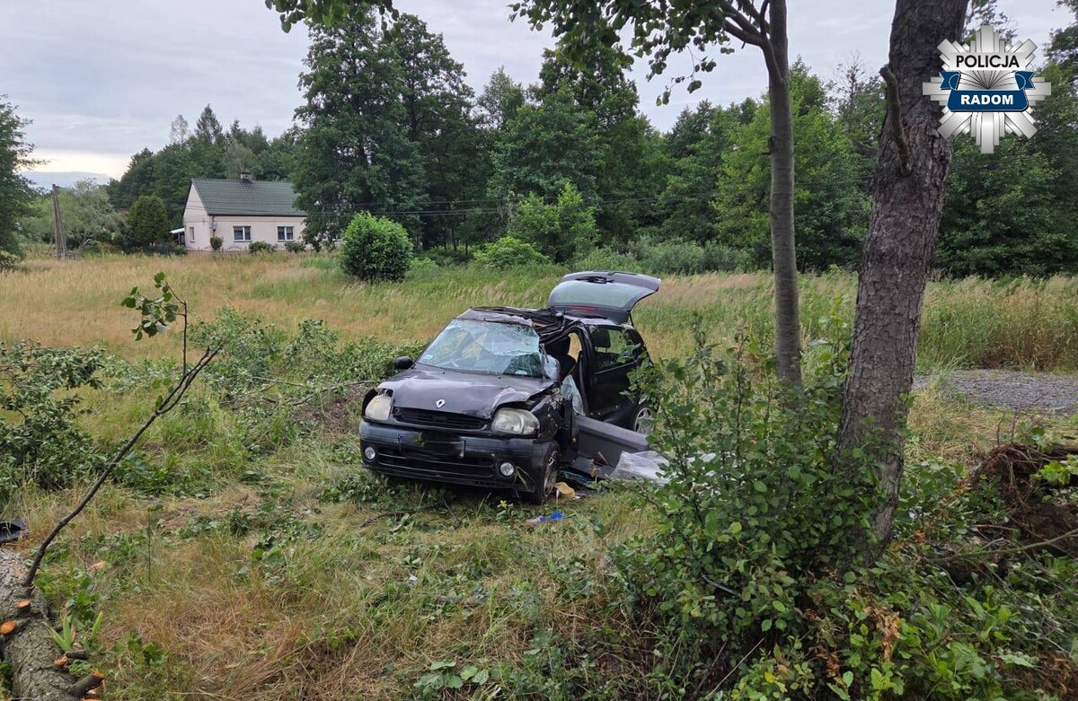 Stracił panowanie nad kierownicą i samochód uderzył w drzewo. Kierowca w szpitalu