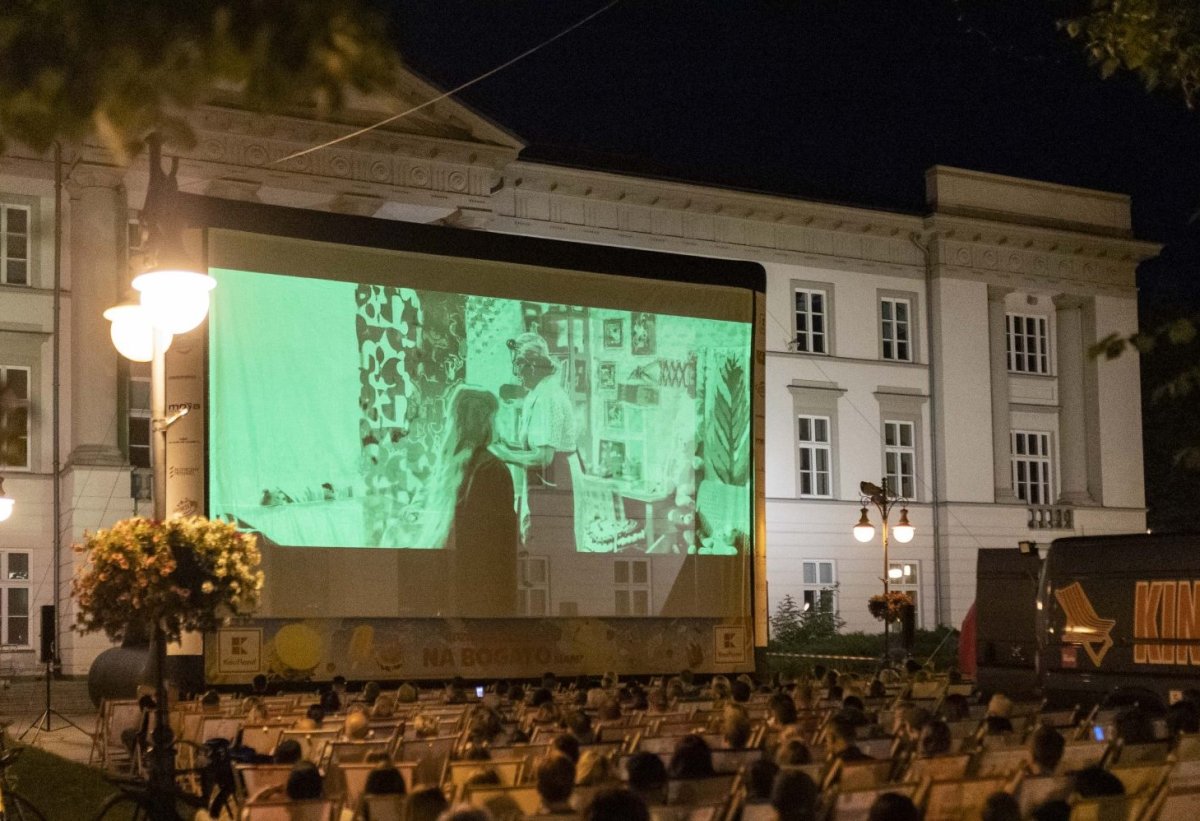 Kino pod chmurką. Darmowe seanse filmowe odbędą się w kilku punktach Radomia