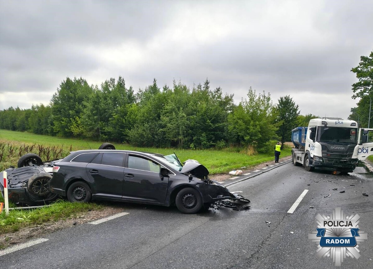 Wypadek w Skaryszewie na DK9 z udziałem czterech pojazdów. Dwie osoby zostały odwiezione do szpitala
