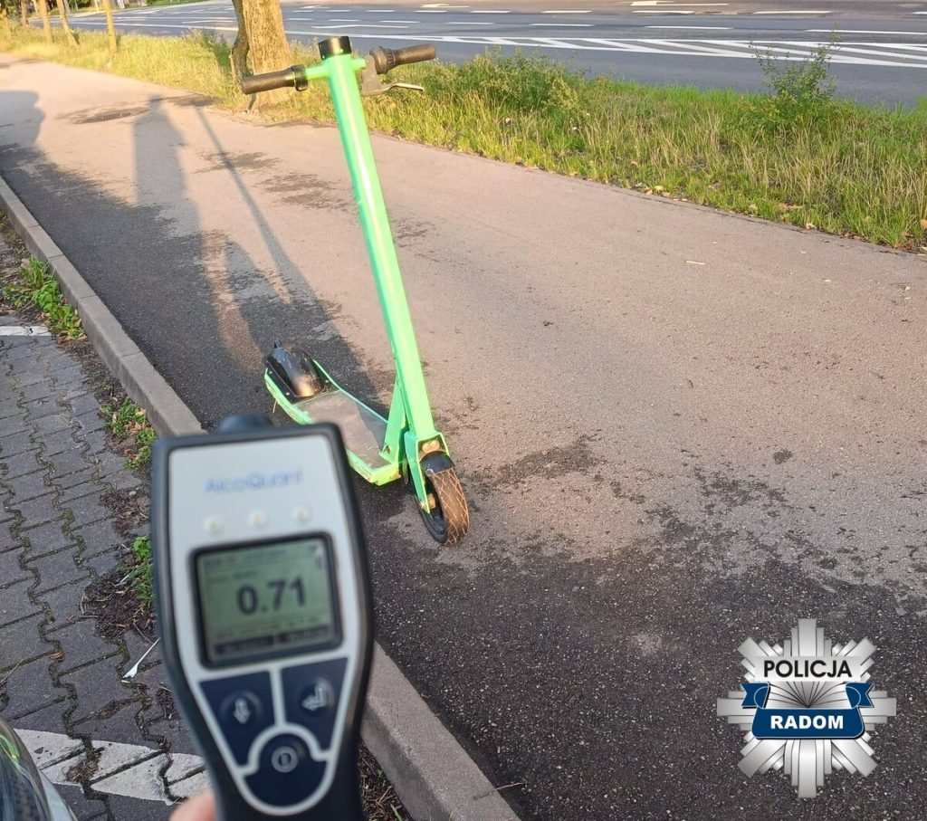 19-latek pod wpływem alkoholu jechał hulajnogą i przewoził pasażera. Będzie za to odpowiadać przed sądem