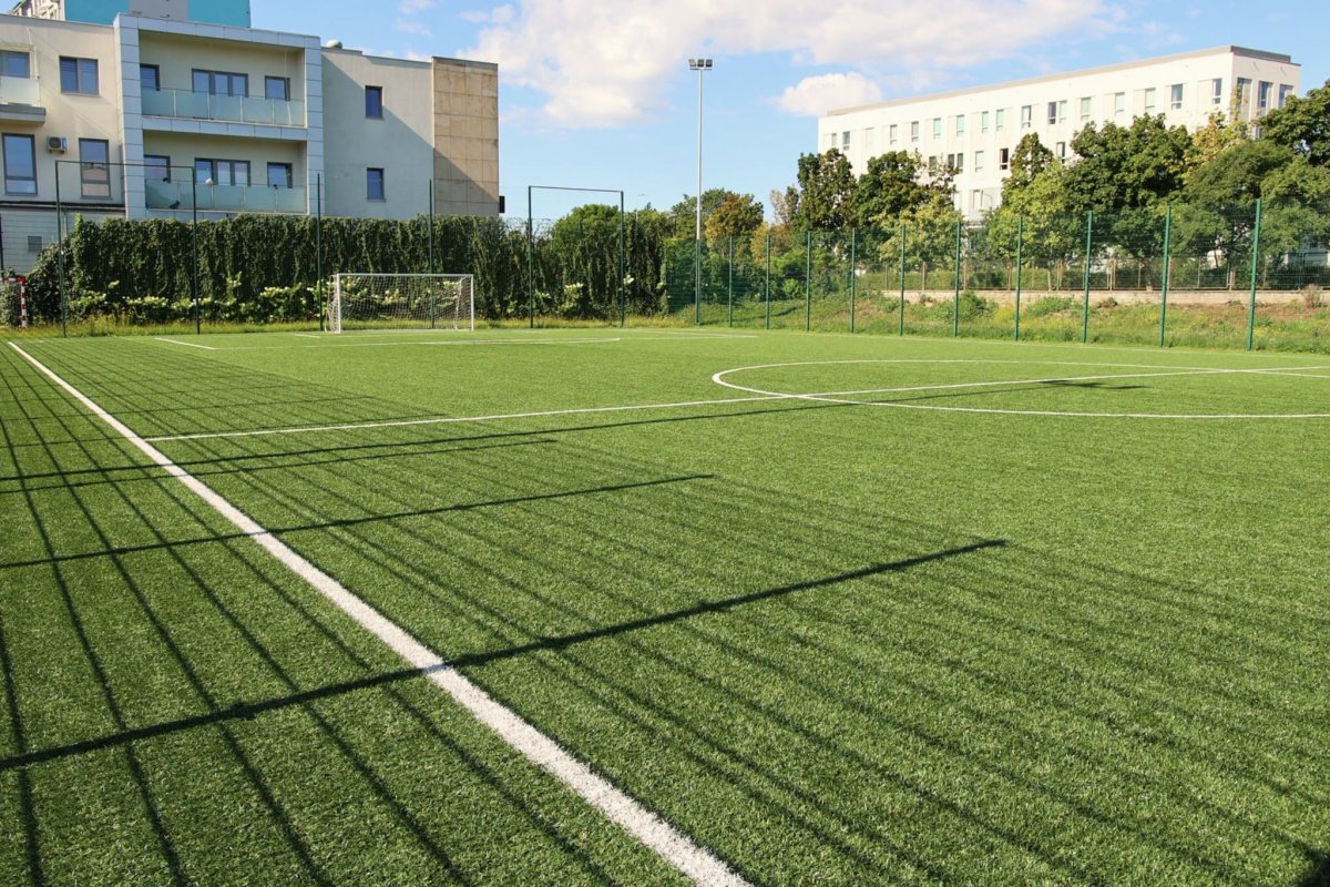 Kończy się modernizacja przyszkolnych Orlików. Nowy, największy w Radomiu powstaje przy PSP nr 14