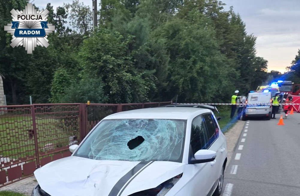Tragiczny wypadek w Józefowie w gminie Kowala. Skoda śmiertelnie potrąciła kobietę, kierowca ma sądowy zakaz prowadzenia pojazdów
