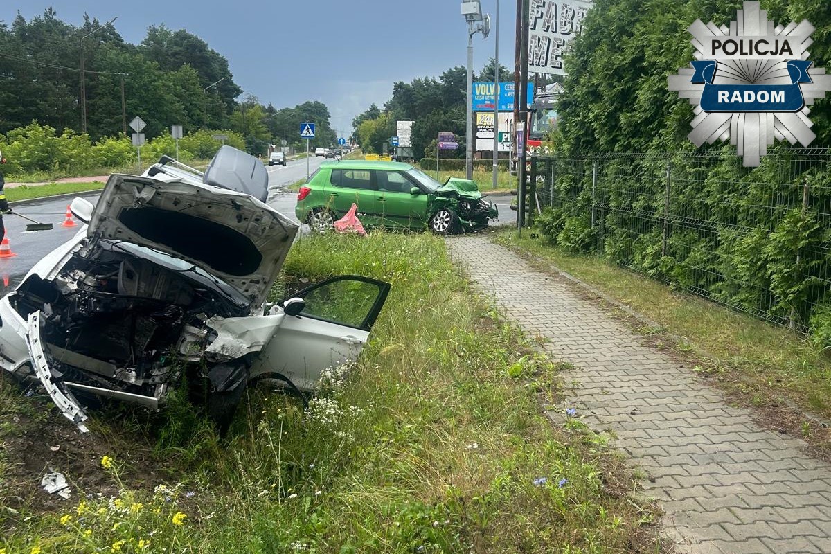 Dwa samochody zderzyły się na skrzyżowanie w Mleczkowie. Cztery osoby przewieziono do szpitala na badania