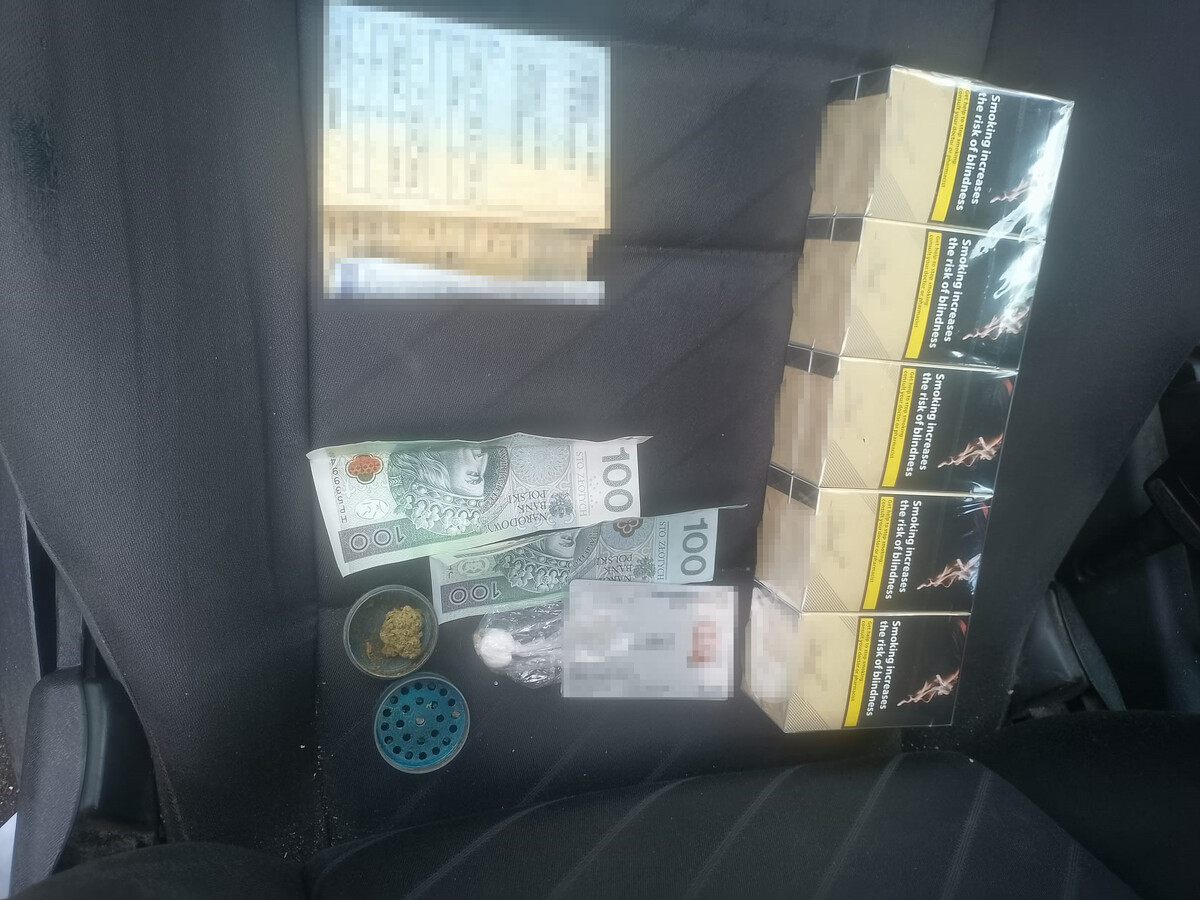 Zatrzymali się przy drodze i handlowali… narkotykami. Jeden z mężczyzn miał 0,5 kg środków odurzających