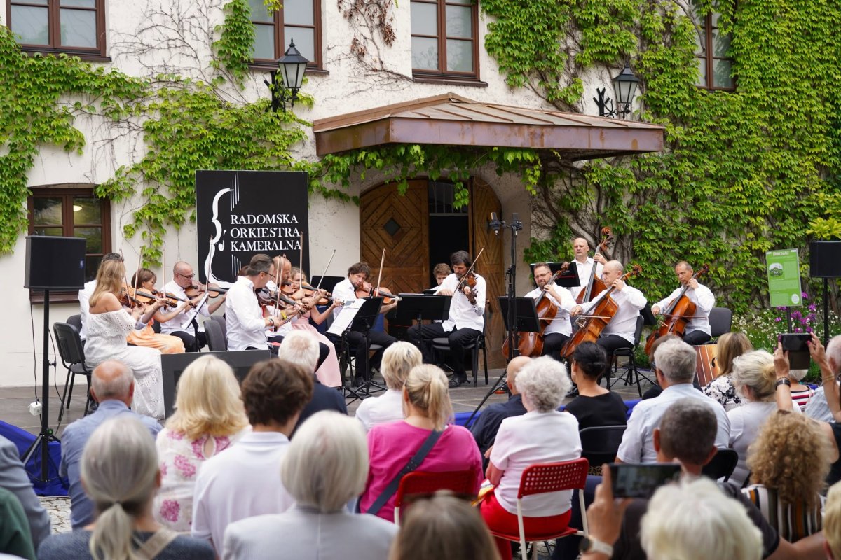 Festiwal „Lato z ROK-iem w Malczewskim 2026”. W koncercie na dziedzińcu wystąpi muzyczno-wokalne trio