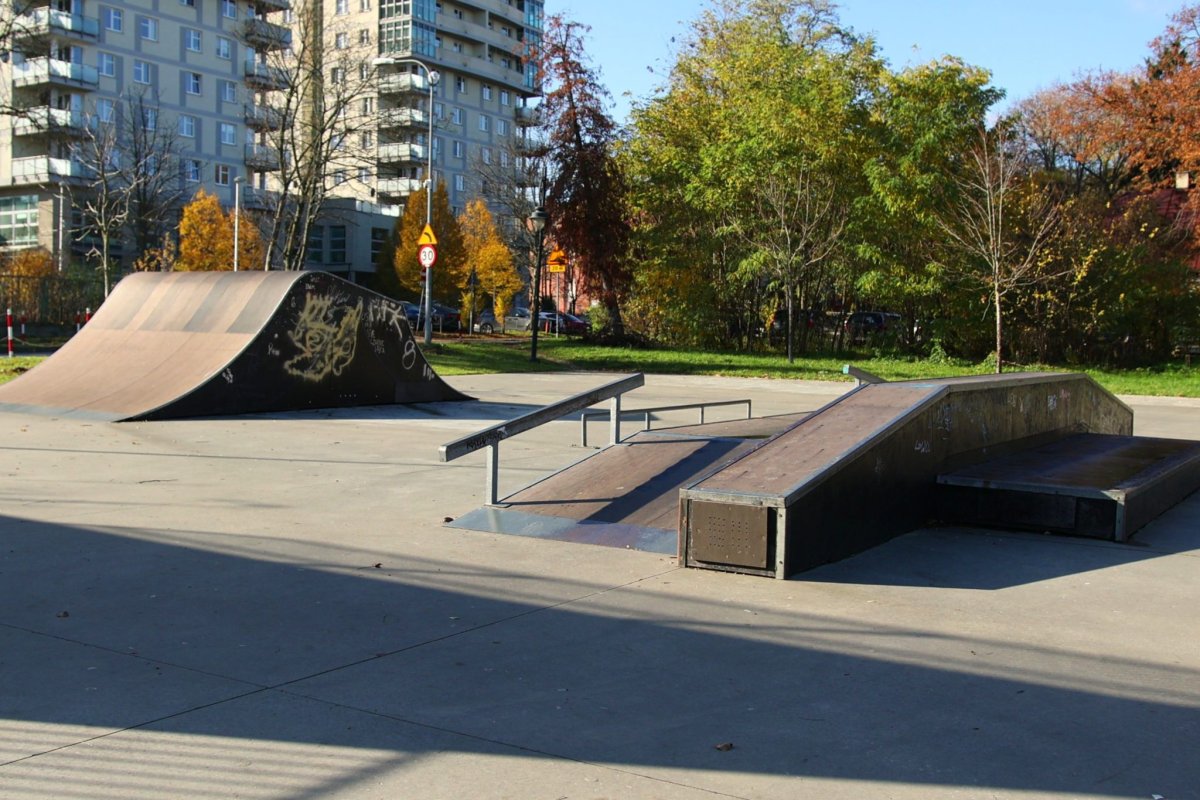 Znowu będzie można tu szaleć m.in. na rolkach. ZUK zamontuje nowe urządzenia w skateparku w Leśniczówce