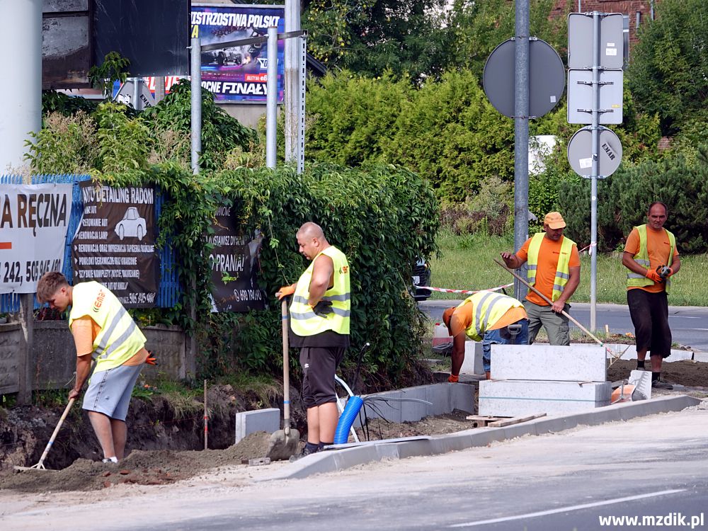 Przebudowa chodnika przy ul. Narutowicza. Piesi i pasażerowie autobusów muszą liczyć się z utrudnieniami