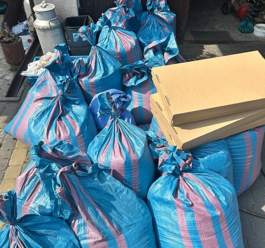 Ponad 260 kg krajanki tytoniowej wartej blisko 490 tys. zł ujawnili radomscy policjanci. Zatrzymani na wolności