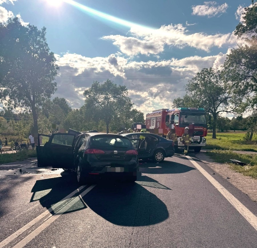 Samochodowa kraksa w Małęcznie. W wypadku zostały poszkodowane cztery osoby