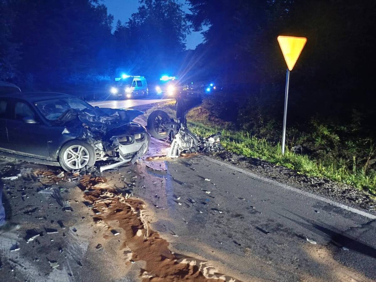 W Pionkach BMW zderzyło się z motocyklem. Na miejscu zginął 41-letni kierowca pojazdu