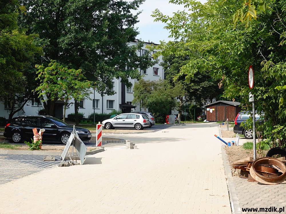 Budowa drogi wewnętrznej od ul. Przeskok. Na jej realizację złożyli się mieszkańcy i Spółdzielnia Budowlani