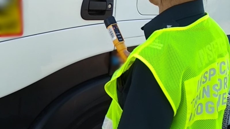 Pijany kierowca prowadził ciągnik siodłowy z naczepą. Zatrzymali go funkcjonariusze Wojewódzkiej Inspekcji Transportu Drogowego