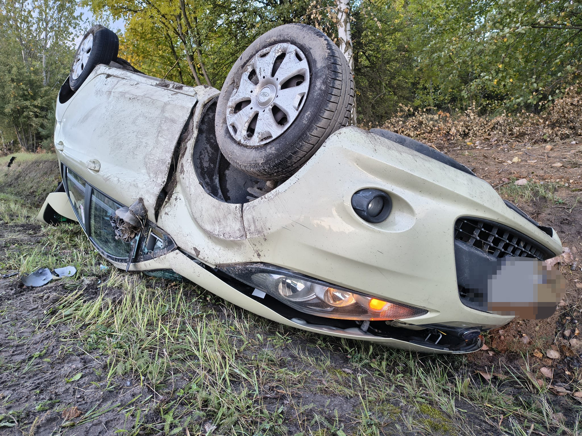 Samochód dachował w rowie, a kierowca uciekł. Mężczyznę pomógł zatrzymać policjant drogówki po służbie