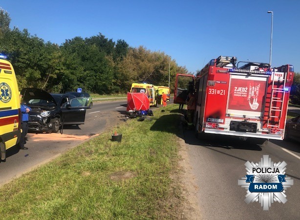 Motocyklista uderzył najpierw jeden, a potem w kolejny samochód osobowy. W wyniku obrażeń zmarł