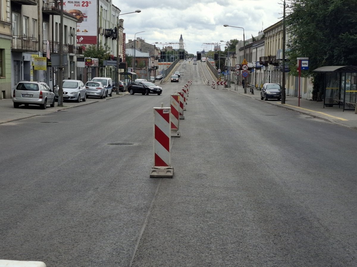 Drogowcy przenieśli się z ul. Słowackiego na ul. 25 Czerwca. Jeden pas wyłączony z ruchu