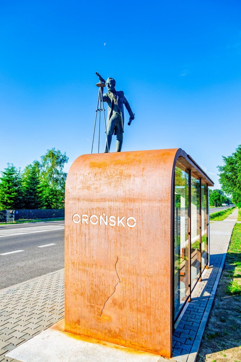 Oryginalny przystanek autobusowy w Orońsku. Na dachu jest… rzeźba pioniera budowy dróg bitych