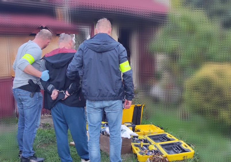 Kradli urządzenia geodezyjne w Szwajcarii i transportowali pod Radom. Wartość sprzętu oszacowano na kwotę 1,5 mln zł