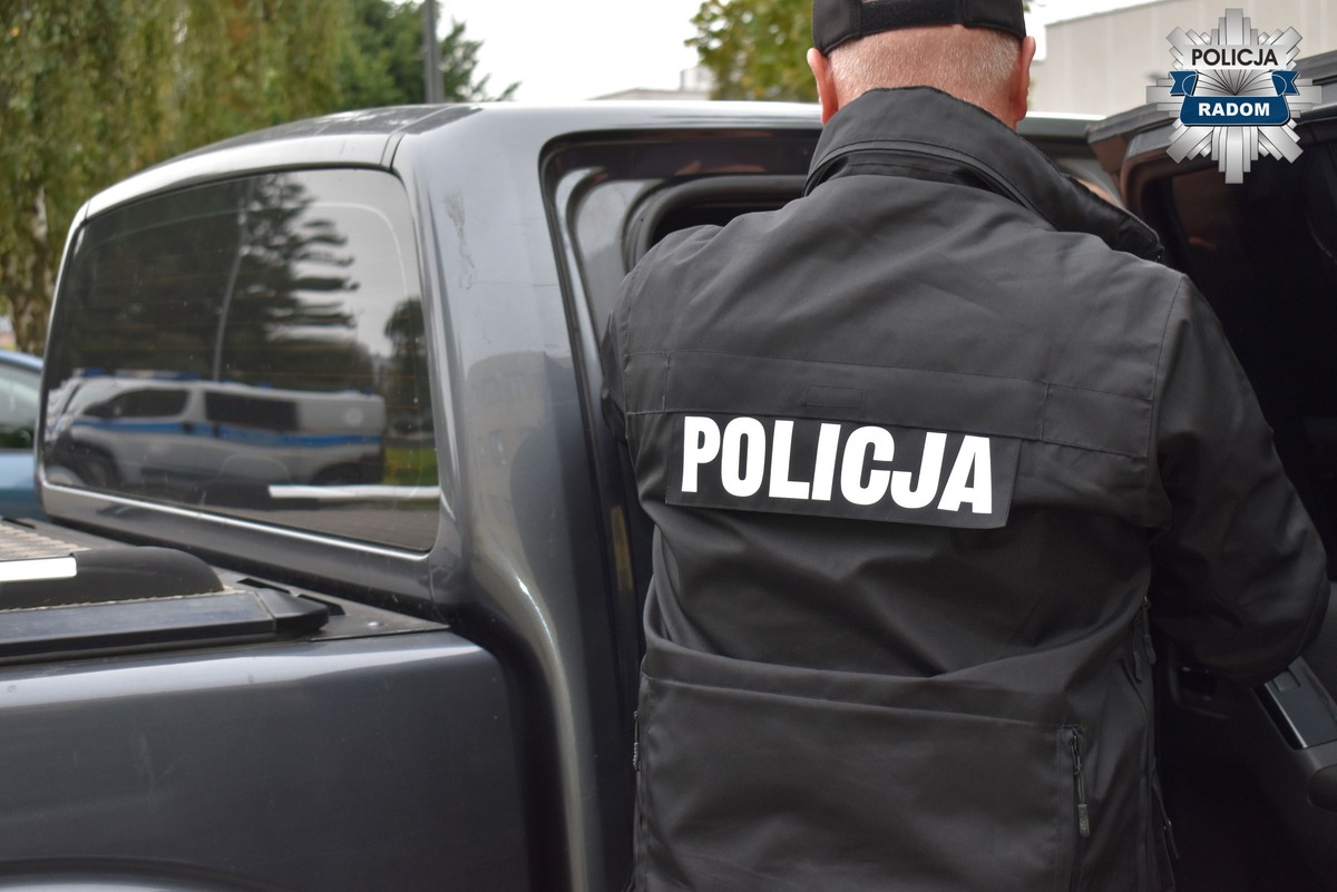 Sceny jak z kryminalnego filmu. 41-latek przechodził z balkonu na balkon na 10 piętrze. Ryzykowane zachowanie uciekiniera na nic się zdało