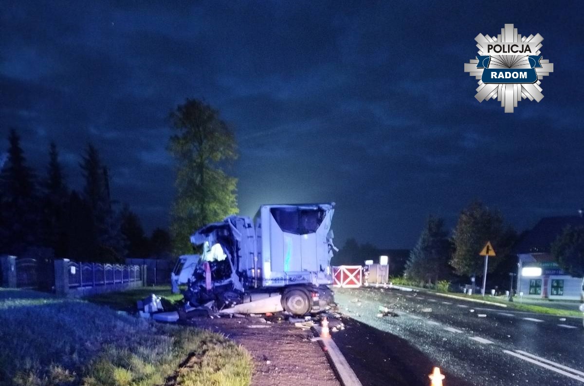 Dwie ciężarówki zderzyły się nad ranem w Krzyżanowicach. Jeden z kierowców zginął na miejscu