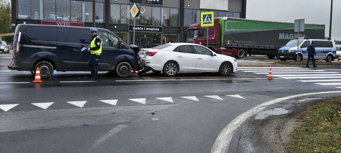 Wtorkowe wypadki na drogach: dwie osoby ranne. Na ul. Warszawskiej zderzyły się trzy samochody