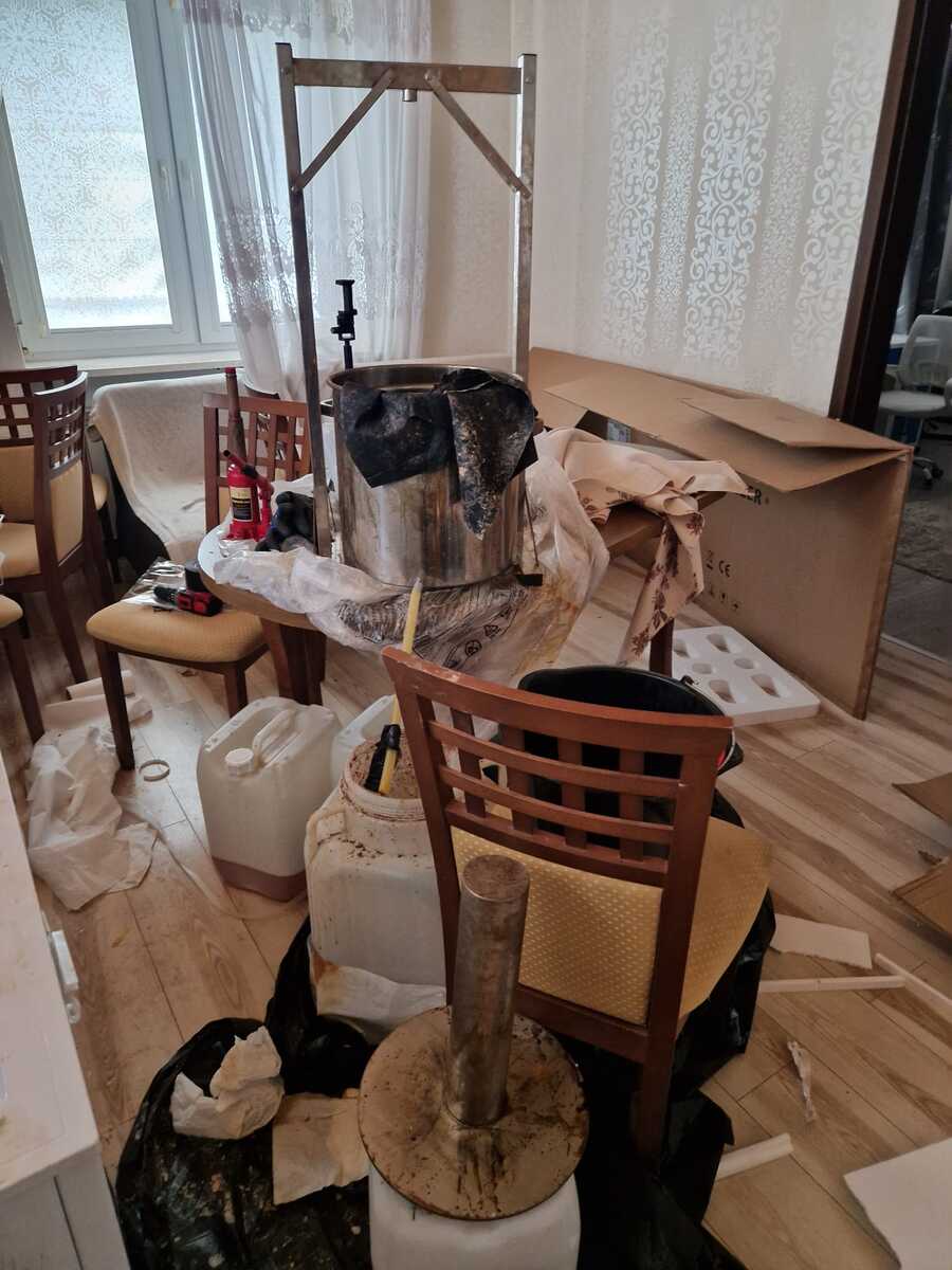 Prawdziwą fabrykę środków odurzających, urządzenia, odczynniki chemiczne i narkotyki odkryli policjanci pod Grójcem